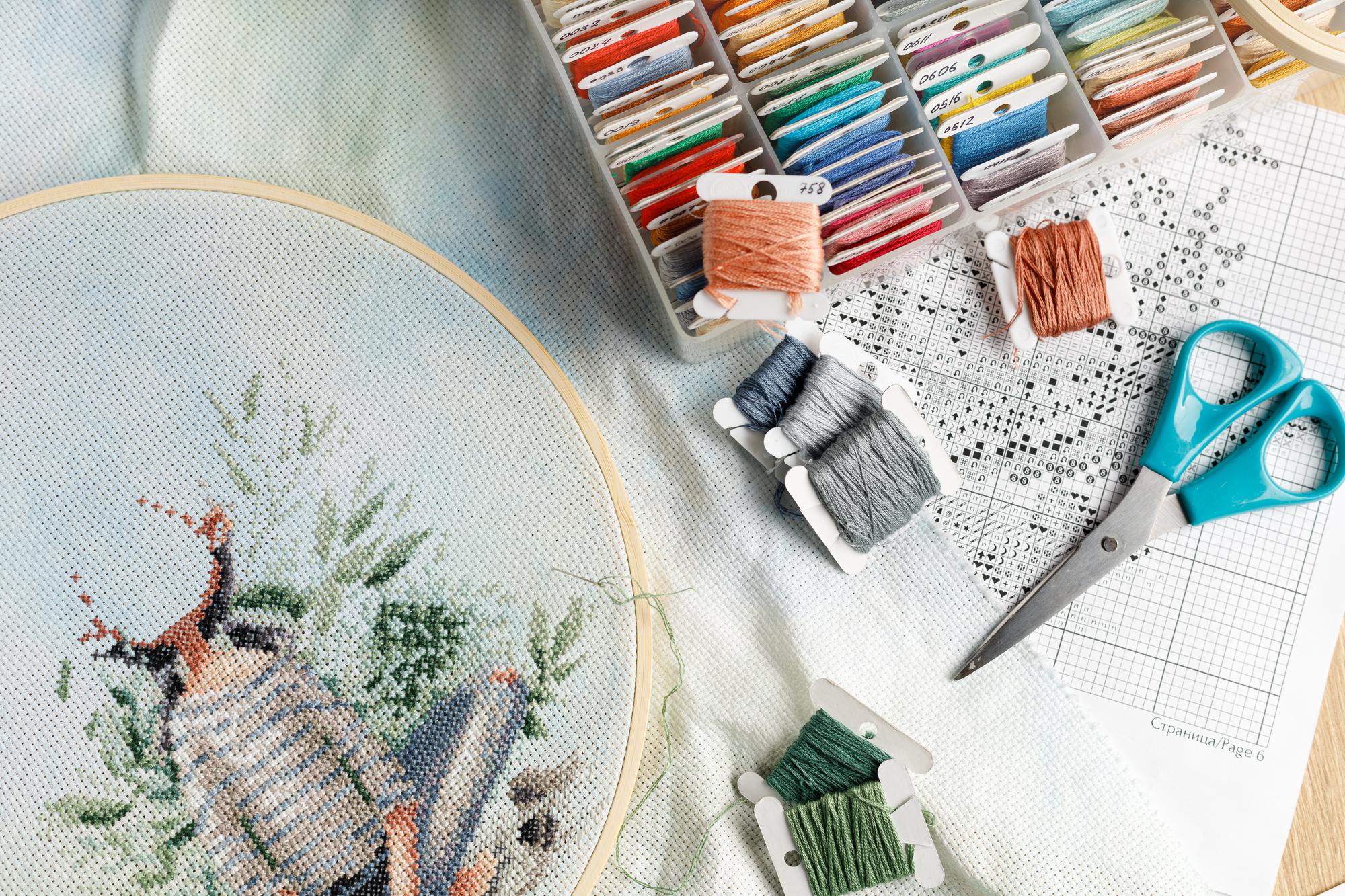 atelier z robótkami i tablicą projektową